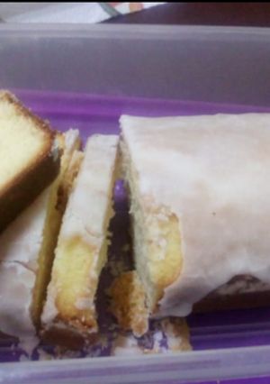 Una foto de Budín de limón con glaseado de limón