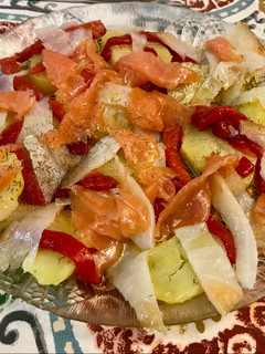 Una foto de Ensalada de bacalao y salmón ahumado