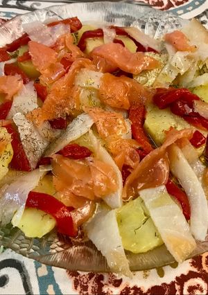 Una foto de Ensalada de bacalao y salmón ahumado