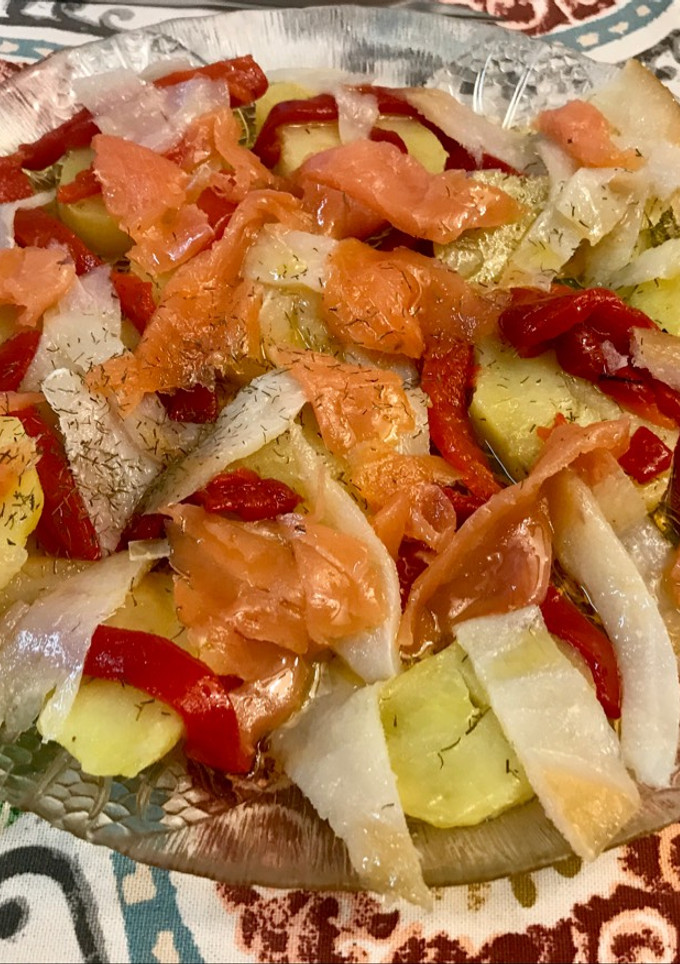 Una foto de Ensalada de bacalao y salmón ahumado