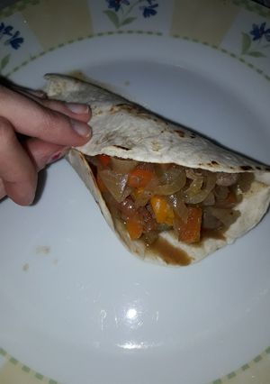 Una foto de Tacos de carne y verduras🌯