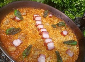 Una foto de Arroz con secreto ibérico y torreznos🥘
