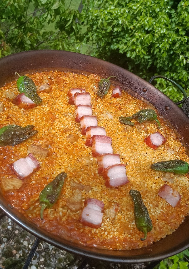 Una foto de Arroz con secreto ibérico y torreznos🥘