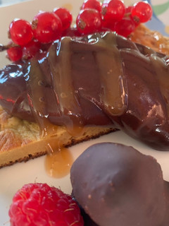 Una foto de Tarta de mango con chocolate y frutos rojos