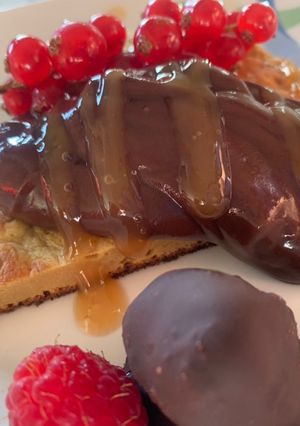 Una foto de Tarta de mango con chocolate y frutos rojos