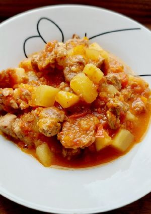 O poză a rețetei Gulaș cu carne de porc, cârnați de casă și legume.