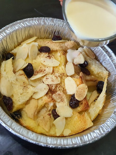 Foto resep Bread puding with custard sauce