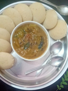 इडली सांबर (idli sanbar recipe in Hindi) रेसिपी मुख्य फोटो