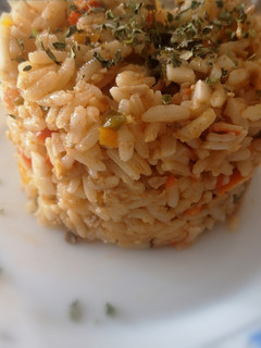 Una foto de Arroz con verduras y surimi