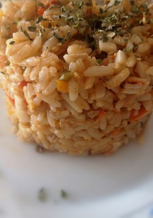 Una foto de Arroz con verduras y surimi