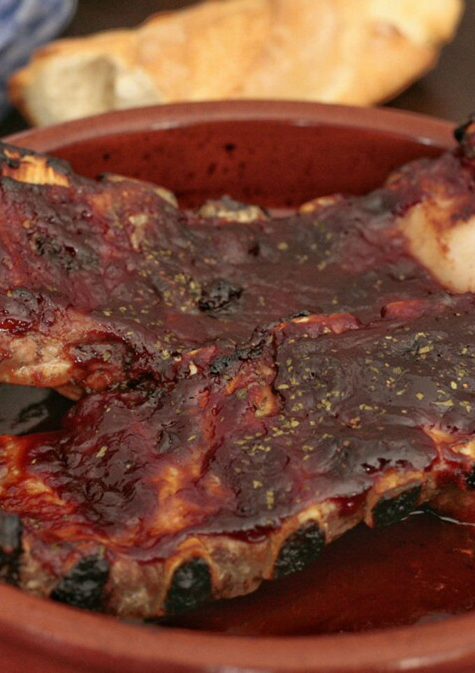 Una foto de Costillas de cerdo al horno con salsa barbacoa