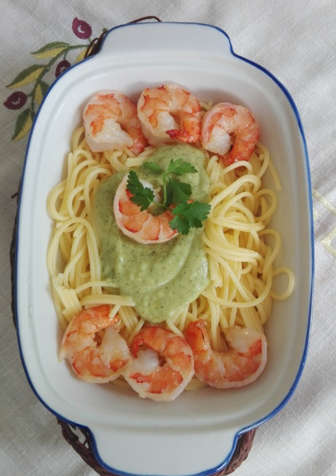 Una foto de Spaghetti con salsa de calabacín y langostinos (sin gluten)