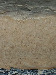 Una foto de Pan esponjoso sin gluten en panificadora u horno