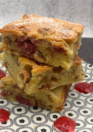 Une photo de Brownie au chocolat blanc, framboises et noisettes