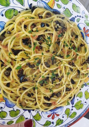 Una foto de Spaghetti con ajo, menta y aceitunas