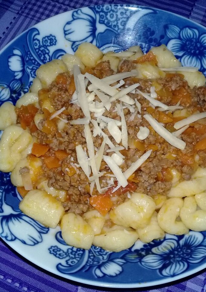 Una foto de Ñoquis de papa con boloñesa 😋