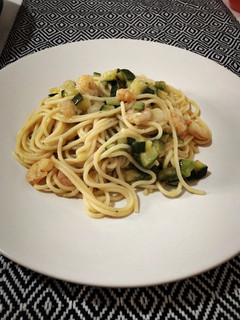 Una foto de Spaghetti gamberi zucchini