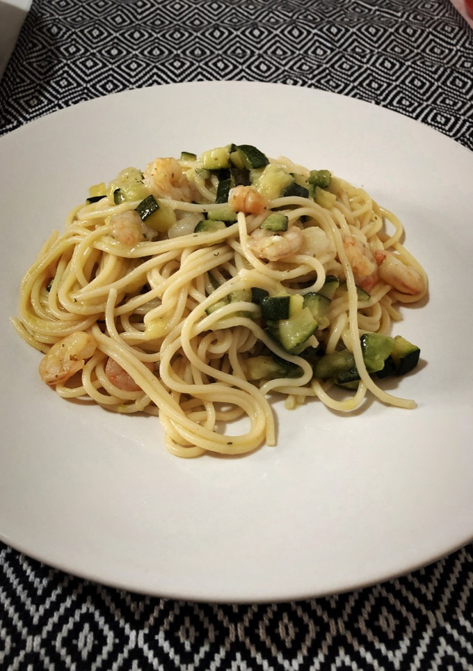 Una foto de Spaghetti gamberi zucchini