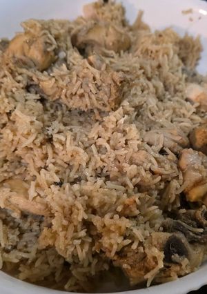 A picture of Chicken yakhni pulao.