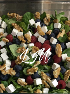 Una foto de Ensalada de frutos rojos y queso feta