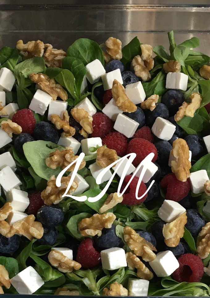Una foto de Ensalada de frutos rojos y queso feta