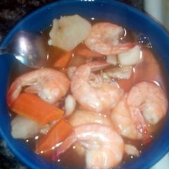 A picture of Mexican shrimp soup(caldo de camarones).