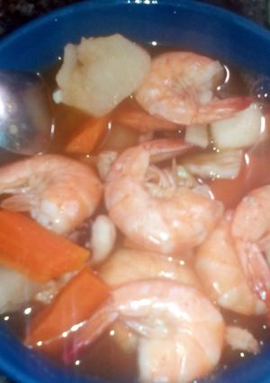 A picture of Mexican shrimp soup(caldo de camarones).