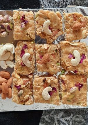 ડ્રાયફ્રુટ ચીક્કી (Dryfruit Chikki Recipe In Gujarati) રેસીપી મુખ્ય ફોટો