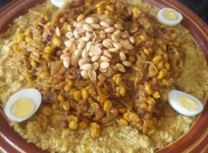 صورة لوصفة الكسكس المغربي بالبصل والزبيب (التفاية)
