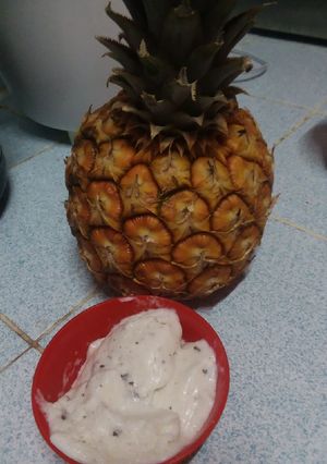 Una foto de Helado de piña con pizcas de chocolate