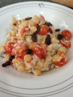Una foto de Garbanzos con arroz y queso feta
