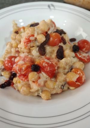 Una foto de Garbanzos con arroz y queso feta