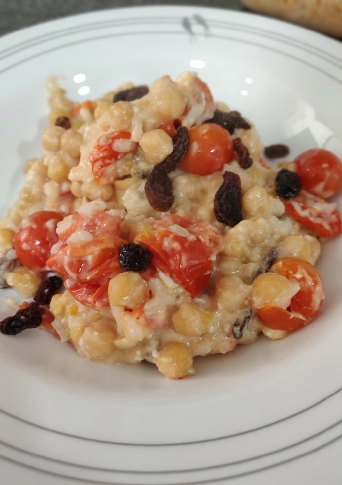 Una foto de Garbanzos con arroz y queso feta