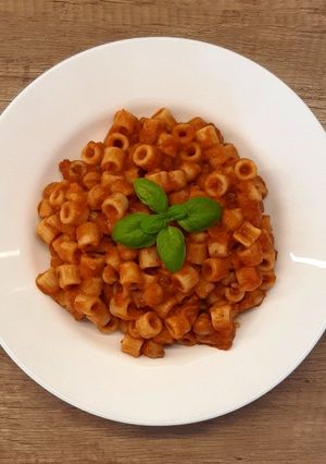 Zdjęcie przepisu Makaron z pomidorowym sosem cieciorkowym.