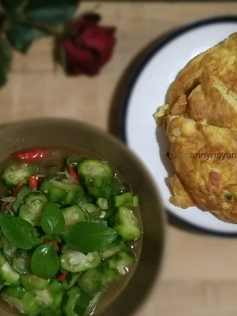 Cara Gampang Menyiapkan Resep Tumis Oyong saus tiram &amp; Telur dadar pedas yang Lezat Anti Ribet, Mantap