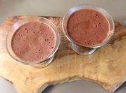 Une photo de mousse au chocolat aquafaba