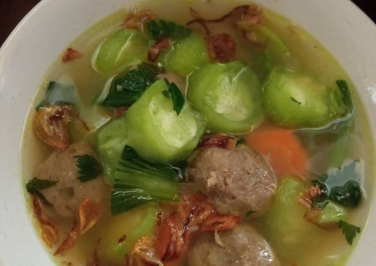 Cara Gampang Menyiapkan Sop oyong bakso, Bisa Manjain Lidah