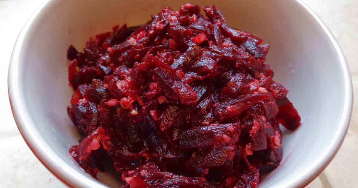 Вареная свекла з. Свекла отварная. Салат со свеклой. Свекольный салат. Салат "свекольный с черносливом" (180 гр.