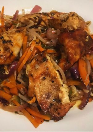 Una foto de Pollo a la barbacoa en colchón de vegetales! Fácil y rápido! Muy sabroso😋