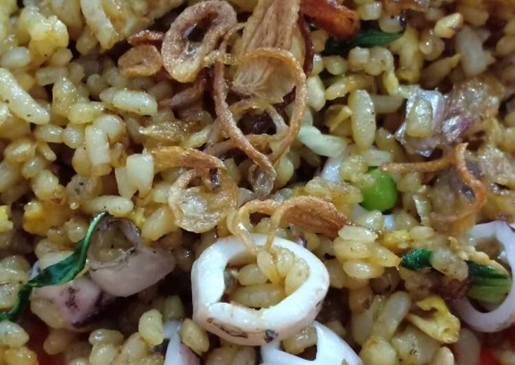 Langkah Mudah Menyiapkan Nasi goreng seafood Menggugah Selera