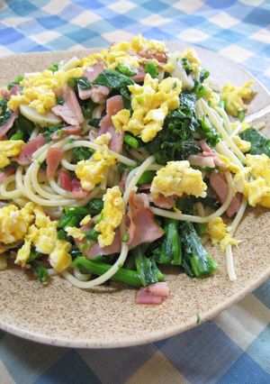 A picture of Spring Pasta (Aglio, Olio e Peperoncino) with Nanohana Greens.
