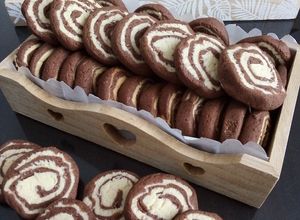 O poză a rețetei Fursecuri în două culori fragede cu untură🍪.