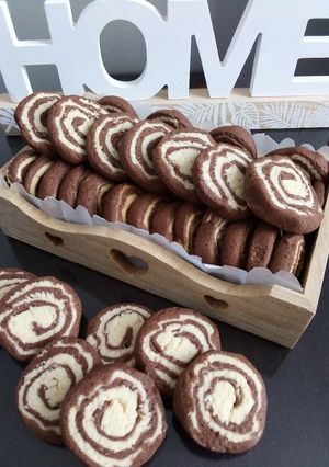 O poză a rețetei Fursecuri în două culori fragede cu untură🍪.