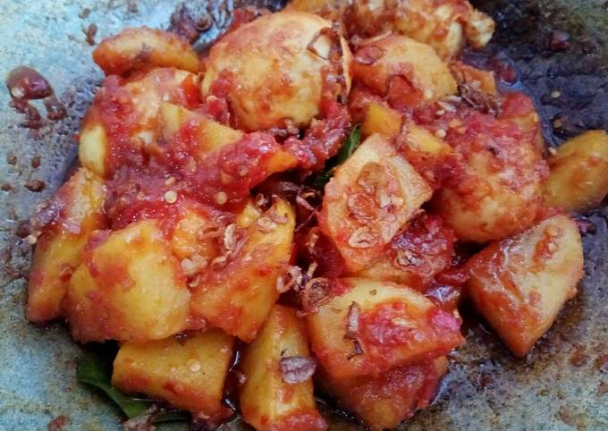 Langkah Mudah untuk Membuat Sambalado telur kentang super simpel, Enak