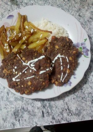 Una foto de Hamburguesas con papas fritas y arroz