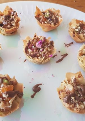 મિની નટી બક્લાવા કપ્સ(Nutty mini baklava cups) રેસીપી મુખ્ય ફોટો