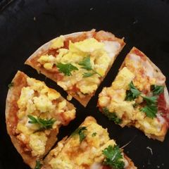 A picture of Simple breakfast pizza.