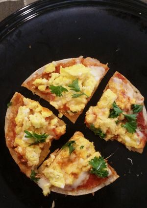 A picture of Simple breakfast pizza.