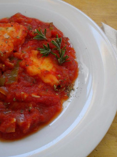 Una foto de Pez espada con tomate