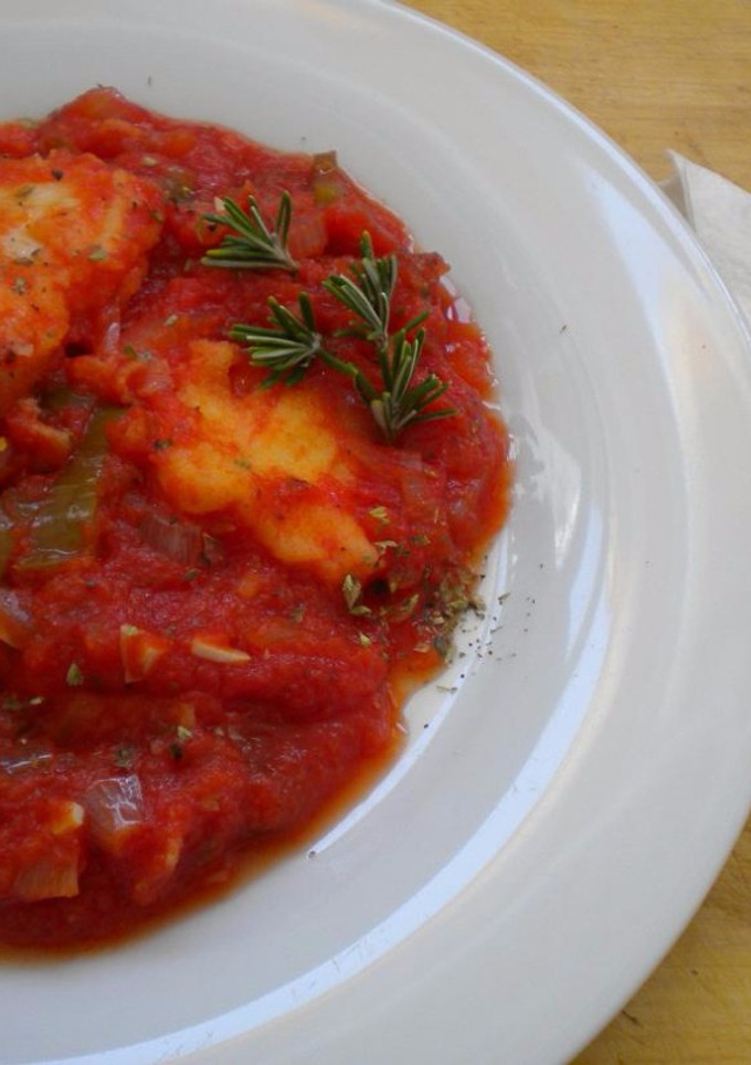 Una foto de Pez espada con tomate
